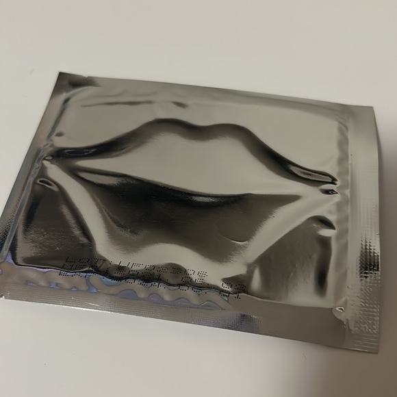 FREE (with buy) Gold Lipgloss Sample - Picture 3 of 3